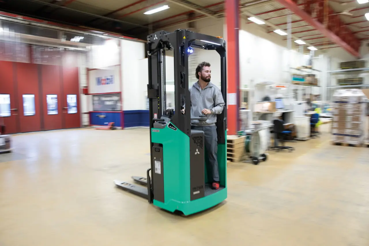 axia-fahrerstandstapler-logisnext-2400