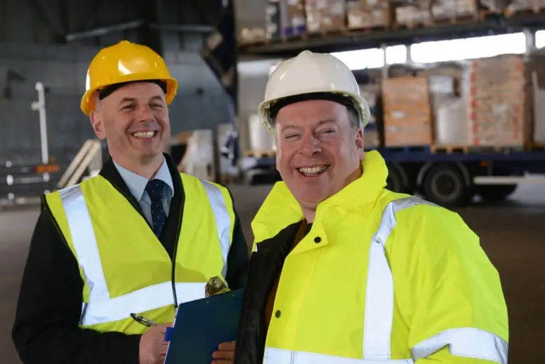 personen-mit-sicherheitskleidung-2400
